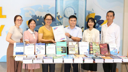 NHÀ XUẤT BẢN ĐHQG-HCM TRAO TẶNG SÁCH CHO THƯ VIỆN TRUNG TÂM ĐHQG-HCM